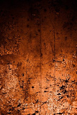 turuncu duvar beyaz eski soyulmuş boyayla boyanmış.