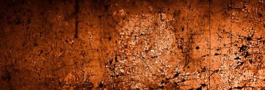 turuncu duvar beyaz eski soyulmuş boyayla boyanmış.