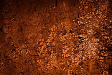 turuncu duvar beyaz eski soyulmuş boyayla boyanmış.