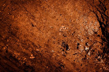 turuncu duvar beyaz eski soyulmuş boyayla boyanmış.