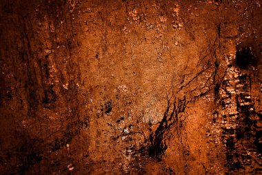 turuncu duvar beyaz eski soyulmuş boyayla boyanmış.