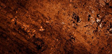 turuncu duvar beyaz eski soyulmuş boyayla boyanmış.