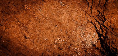 turuncu duvar beyaz eski soyulmuş boyayla boyanmış.