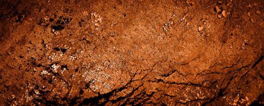 turuncu duvar beyaz eski soyulmuş boyayla boyanmış.