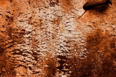 turuncu duvar beyaz eski soyulmuş boyayla boyanmış.