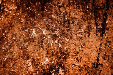 turuncu duvar beyaz eski soyulmuş boyayla boyanmış.