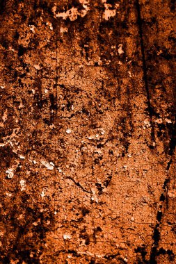 turuncu duvar beyaz eski soyulmuş boyayla boyanmış.