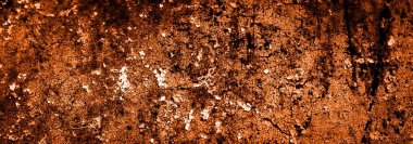 turuncu duvar beyaz eski soyulmuş boyayla boyanmış.