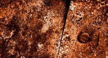 turuncu duvar beyaz eski soyulmuş boyayla boyanmış.