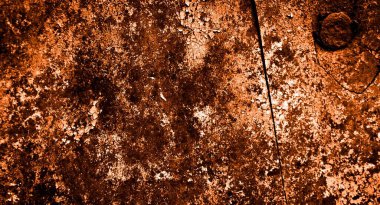 turuncu duvar beyaz eski soyulmuş boyayla boyanmış.