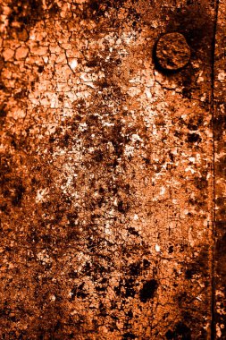 turuncu duvar beyaz eski soyulmuş boyayla boyanmış.