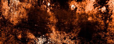 turuncu duvar beyaz eski soyulmuş boyayla boyanmış.