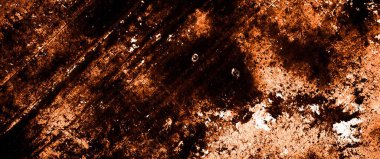 turuncu duvar beyaz eski soyulmuş boyayla boyanmış.