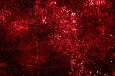 kırmızı duvar beyaz eski kabuk boyasıyla boyanmış.