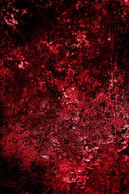 kırmızı duvar beyaz eski kabuk boyasıyla boyanmış.