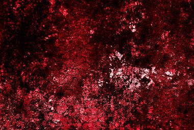 kırmızı duvar beyaz eski kabuk boyasıyla boyanmış.