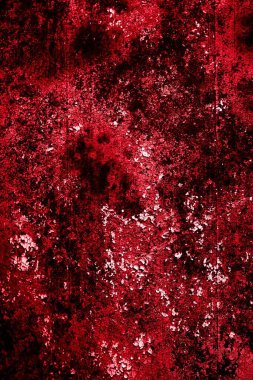 kırmızı duvar beyaz eski kabuk boyasıyla boyanmış.