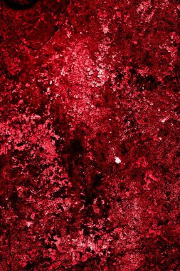 kırmızı duvar beyaz eski kabuk boyasıyla boyanmış.