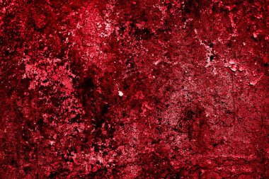 kırmızı duvar beyaz eski kabuk boyasıyla boyanmış.