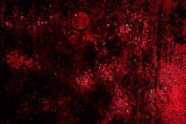 kırmızı duvar beyaz eski kabuk boyasıyla boyanmış.