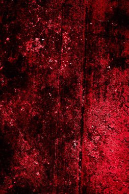 kırmızı duvar beyaz eski kabuk boyasıyla boyanmış.