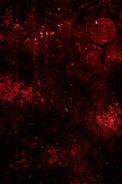 kırmızı duvar beyaz eski kabuk boyasıyla boyanmış.