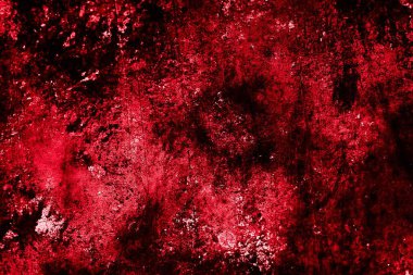 kırmızı duvar beyaz eski kabuk boyasıyla boyanmış.