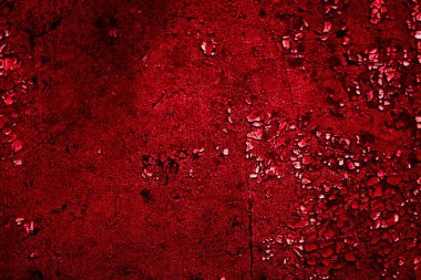 kırmızı duvar beyaz eski kabuk boyasıyla boyanmış.