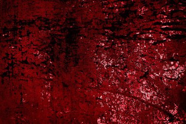 kırmızı duvar beyaz eski kabuk boyasıyla boyanmış.