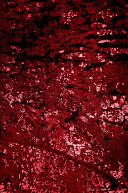 kırmızı duvar beyaz eski kabuk boyasıyla boyanmış.