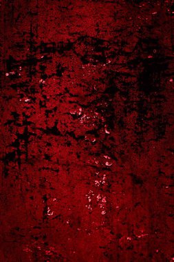 kırmızı duvar beyaz eski kabuk boyasıyla boyanmış.