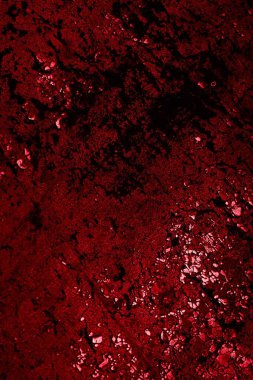 kırmızı duvar beyaz eski kabuk boyasıyla boyanmış.