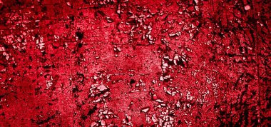 kırmızı duvar beyaz eski kabuk boyasıyla boyanmış.