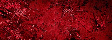 kırmızı duvar beyaz eski kabuk boyasıyla boyanmış.