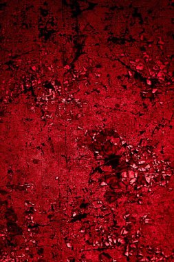 kırmızı duvar beyaz eski kabuk boyasıyla boyanmış.