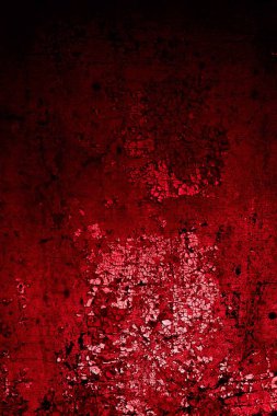 kırmızı duvar beyaz eski kabuk boyasıyla boyanmış.