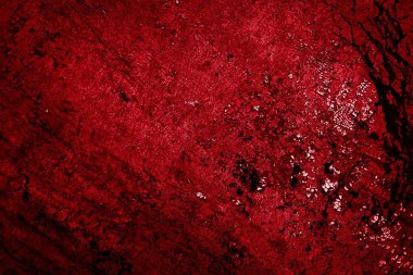 kırmızı duvar beyaz eski kabuk boyasıyla boyanmış.