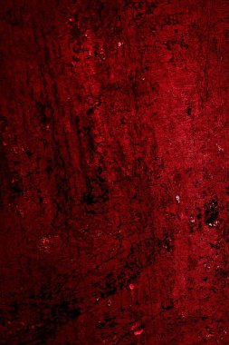 kırmızı duvar beyaz eski kabuk boyasıyla boyanmış.