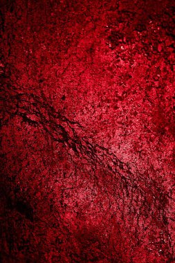 kırmızı duvar beyaz eski kabuk boyasıyla boyanmış.