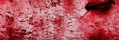 kırmızı duvar beyaz eski kabuk boyasıyla boyanmış.