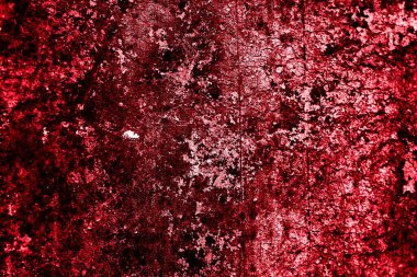 kırmızı duvar beyaz eski kabuk boyasıyla boyanmış.