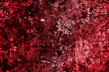 kırmızı duvar beyaz eski kabuk boyasıyla boyanmış.