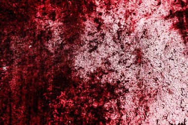 kırmızı duvar beyaz eski kabuk boyasıyla boyanmış.