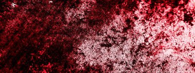 kırmızı duvar beyaz eski kabuk boyasıyla boyanmış.