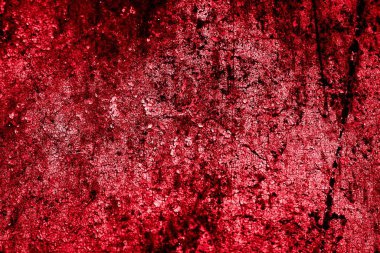 kırmızı duvar beyaz eski kabuk boyasıyla boyanmış.