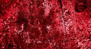 kırmızı duvar beyaz eski kabuk boyasıyla boyanmış.