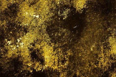 Sarı duvar beyaz, eski, soyulmuş boyayla boyanmış.