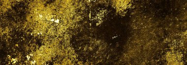 Sarı duvar beyaz, eski, soyulmuş boyayla boyanmış.