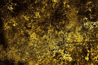 Sarı duvar beyaz, eski, soyulmuş boyayla boyanmış.