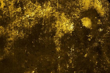 Sarı duvar beyaz, eski, soyulmuş boyayla boyanmış.